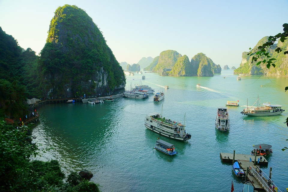 Photo d'archipel du Vietnam qui invite à l'évasion, de la verdure, un port et ses bateaux